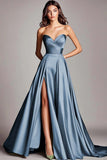 Dusty Sage Bustless Une ligne froncée Robe de bal longue en satin avec fente