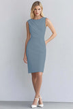 Robe courte de travail moulante sans manches en satin ivoire