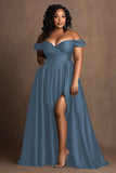 Robe longue formelle en satin bleu marine à épaules dénudées grande taille avec fente