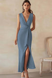 Robe longue de travail en satin bleu ciel à col en V avec fente