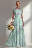 Une robe longue longue de demoiselle d’honneur imprimée en mousseline bleue avec volants