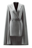 Mini robe de travail moulante blanche à revers en pointe avec cape