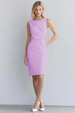 Robe courte de travail moulante sans manches en satin ivoire