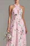 Longue robe de demoiselle d’honneur rose à col nu à boutons à fleurs