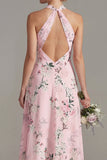 Longue robe de demoiselle d’honneur rose à col nu à boutons à fleurs