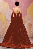 Robe de soirée longue en velours rouge foncé à décolleté en cœur