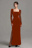 Robe formelle noire en velours à longues fentes avec manches longues