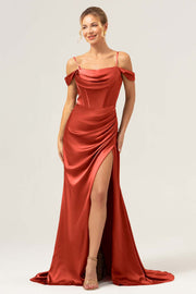 Robe de demoiselle d'honneur longue rouille sirène bustier ruché épaule froide avec fente
