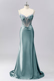 Robe de soirée sirène froncée en satin gris bleu corset scintillant décorée de strass