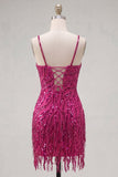 Robe de rentrée à la maison en fourreau en fuchsia avec des bretelles fines et des paillettes