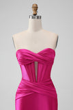 Mini-robe moulante de cocktail en satin fuchsia sweetheart corset