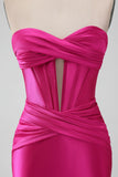 Mini-robe moulante de cocktail en satin fuchsia sweetheart corset