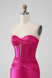 Mini-robe moulante de cocktail en satin fuchsia sweetheart corset