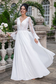 Blanc Une ligne col V manches longues plage boho robe de mariée avec dentelle appliquée