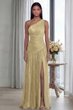 Robe d'invitée de mariage longue dorée à une épaule plissée avec fente