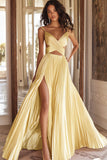 Une ligne robe de bal rose plissée à col en V avec fente