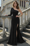Robe noire sirène en satin à une épaule avec fente