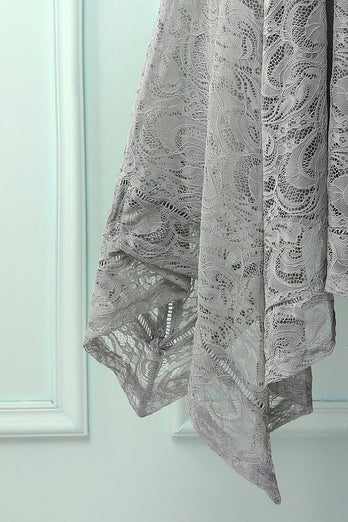Robe asymétrique grise en dentelle à col en V