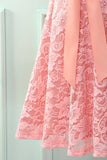 Robe en dentelle rose à manches courtes