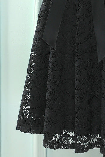 Robe noire en dentelle à manches courtes