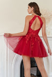 Une robe de retour courte rouge Line Halter avec des appliques