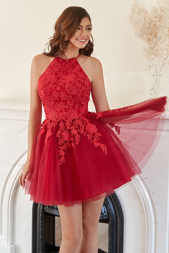 Une robe de retour courte rouge Line Halter avec des appliques