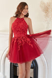 Une robe de retour courte rouge Line Halter avec des appliques