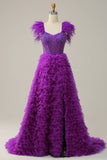 Une robe de Soirée longue violette avec des plumes perlées