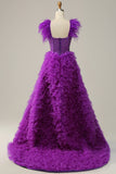 Une robe de Soirée longue violette avec des plumes perlées