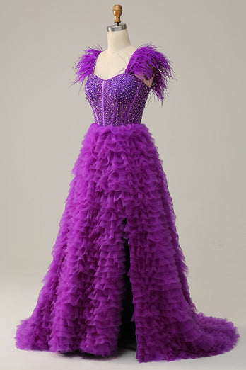 Une robe de Soirée longue violette avec des plumes perlées