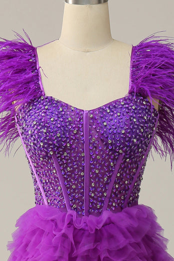 Une robe de Soirée longue violette avec des plumes perlées