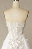 Charger l&#39;image dans la galerie, Une robe de mariée de ligne avec des appliques