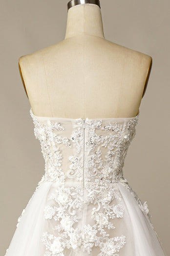 Une robe de mariée de ligne avec des appliques