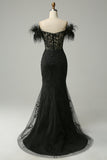 Robe de soirée de sirène noire à l’épaule avec plumes