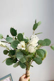 Mori Blanc Main Tenant Bouquet de Fleurs