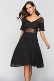 Robe de cocktail noire A-line avec dentelle