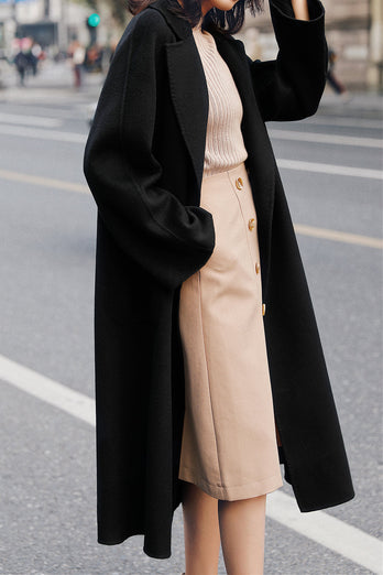 Manteau de laine ceinturé à revers noir avec poches