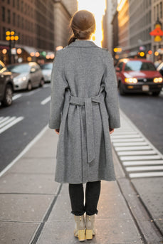 Manteau long croisé gris en laine mélangée avec ceinture
