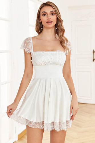 Une robe de cocktail blanche à col carré avec dentelle