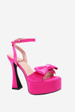Sandales à talons hauts rose vif avec nœud