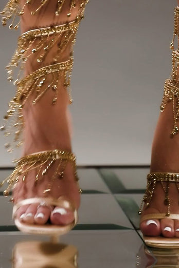 Sandales dorées à talons hauts à bretelles scintillantes avec pompon