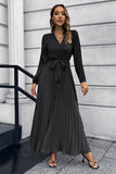 Robe décontractée noire à manches longues avec ceinture