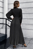 Robe décontractée noire à manches longues avec ceinture