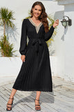 Robe décontractée noire à col V avec ceinture