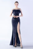 Robe formelle à paillettes à bretelles spaghetti noires avec plumes