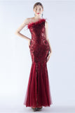 Robe de soirée en maille et perles sirène bordeaux avec plumes