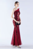 Robe de soirée en maille et perles sirène bordeaux avec plumes