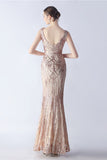 Robe de soirée lilas sirène col V paillettes et plumes d’autruche perlées avec fente