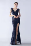 Robe de soirée lilas sirène col V paillettes et plumes d’autruche perlées avec fente