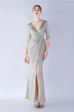 Robe formelle fourreau à demi-manches à col en V à paillettes bleu marine avec plume
